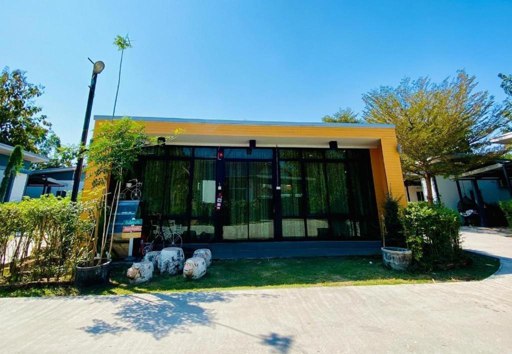 Sixty-Nine Resort Nakhon Phanom Exterior photo